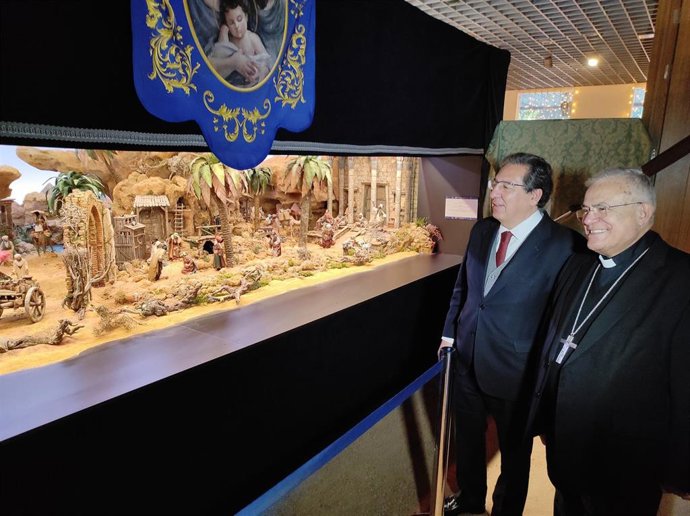 Antonio Pulido y Demetrio Fernández observan el Belén de la Fundación Cajasol en Córdoba.
