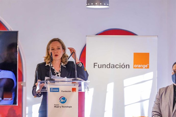 La vicepresidenta primera del Gobierno y ministra de Asuntos Económicos y Transformación Digital, Nadia Calviño, interviene tras recibir el VI Premio Mujer y Tecnología-Fundación Orange 2021, en la Casa de la Lectura de Segovia.
