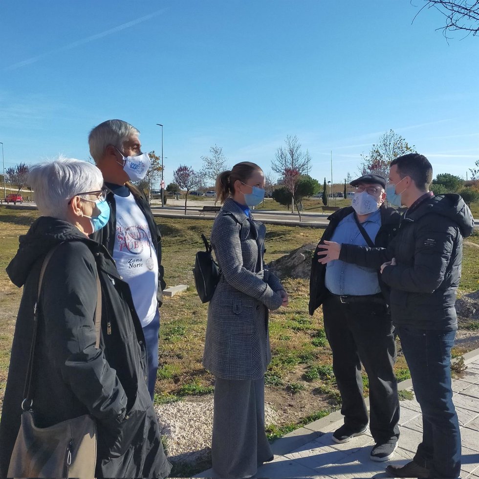 La portavoz de Unidas Podemos en la Asamblea de Madrid, Carolina Alonso, visita el solar en el que se está reclamando la construcción de un centro de salud para el barrio de Dehesa Vieja