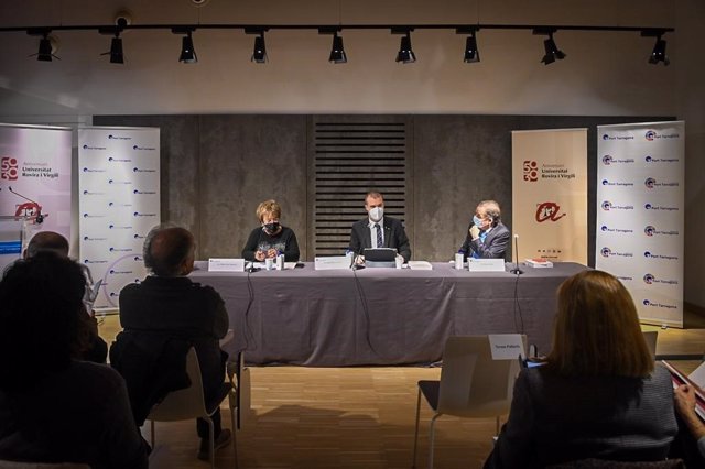 Momento de la presentación del libro, con el presidente del Port de Tarragona, Josep M. Cruset, y de la rectora de la URV, Maria José Figueras.