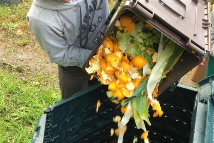 Cartagena inicia una experiencia piloto para implantar el compostaje doméstico