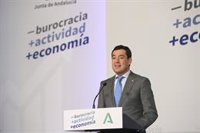 Moreno: "Andalucía se convierte en la comunidad de España con menos burocracia para impulsar la economía"