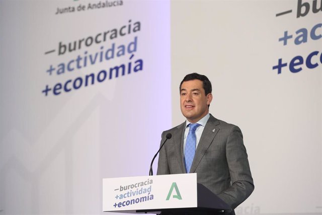 El presidente de la Junta, Juanma Moreno, presenta el decreto de Simplificación Administrativa en el Palacio de San Telmo.
