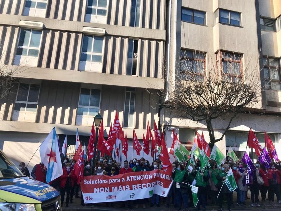 Delegados sindicales se concentran ante el Pazo do Hórreo para rechazar los presupuestos de Sanidade para 2022