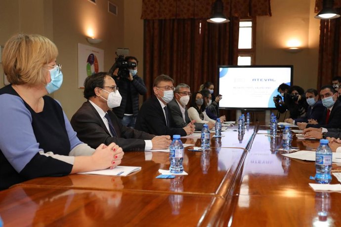 El 'president' de la Generalitat, Ximo Puig, en la constitución de la Mesa del Textil Valenciano