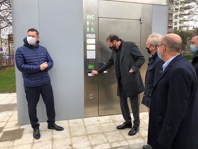 El alcalde (C) comprueba el acceso al nuevo aseos universal ubicado en Poniente.