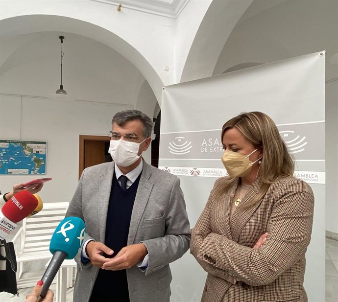 El portavoz de la Junta de Extremadura, Juan Antonio González, y la presidenta de la Asamblea, Blanca Martín
