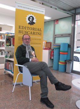 Fernando Sáez Aldana publica la obra de teatro 'Mujeres. Teatro a la carta'