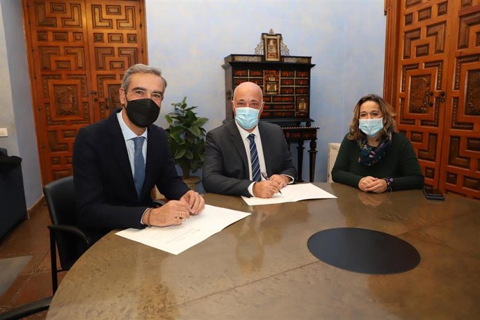 El presidente de la Diputación de Córdoba, Antonio Ruiz (centro), en la firma con la Fundación Antonio Gala.