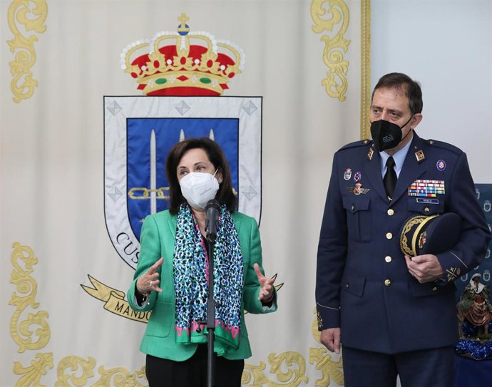 La ministra de Defensa, Margarita Robles y el teniente general Francisco Braco, intervienen durante su visita al Mando de Operaciones en la Base de Retamares
