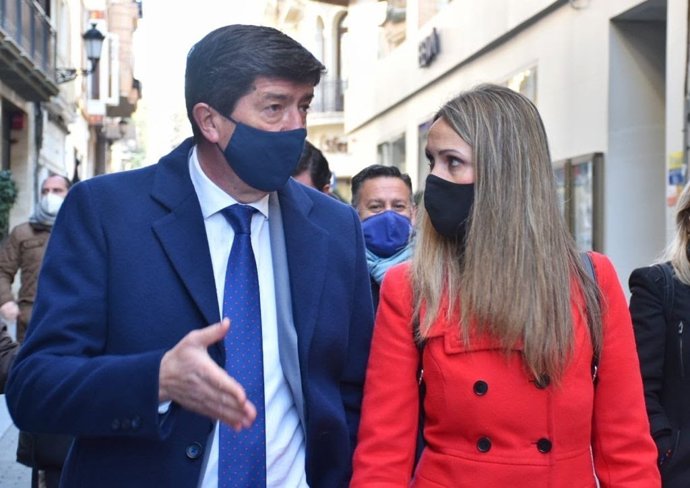 La coordinadora de Ciudadanos (Cs) en Huelva y diputada provincial, María Ponce, junto al vicepresidente de la Junta de Andalucía y consejero de Turismo, Regeneración, Justicia y Administración Local, Juan Marín.