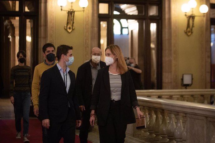 La líder de En Comú Podem en el Parlament, Jessica Albiach (1d), y los diputados Marc Parés (2i), Joan Carles Gallego (2d) y David Cid (1i) acuden a una reunión con el presidente de la Generalitat para abordar la tramitación de los Presupuestos de la Ge