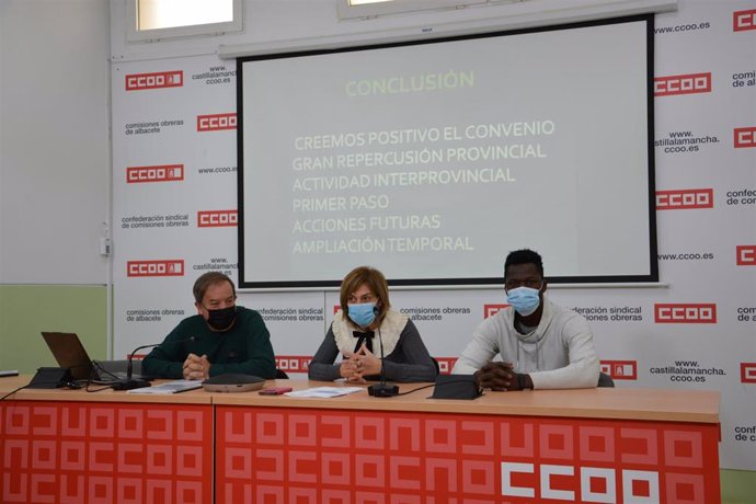 La secretaria general de CCOO Albacete, Carmen Juste, junto al secretario provincial de políticas sociales de CCOO Albacete, Juan Zamora, acompañados por Fode Diaby, mediador intercultural