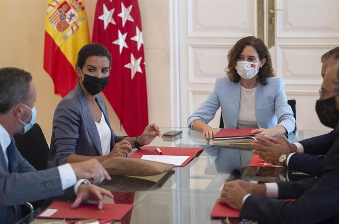 Archivo - La presidenta de la Comunidad de Madrid, Isabel Díaz Ayuso (1d), y la portavoz de Vox en la Asamblea, Rocío Monasterio (2i), se reúnen en la Real Casa de Correos, sede del Gobierno regional, a 6 de septiembre de 2021, en Madrid, (España). La p