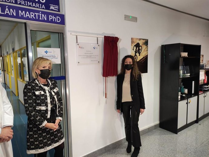 La consejera de Sanidad, Verónica Casado, durante el homenaje de la 'Unidad de estrategias de afrontamiento activo de dolor en Atención Primaria' al doctor Miguel Ángel Galán, uno de los impulsores de la misma.