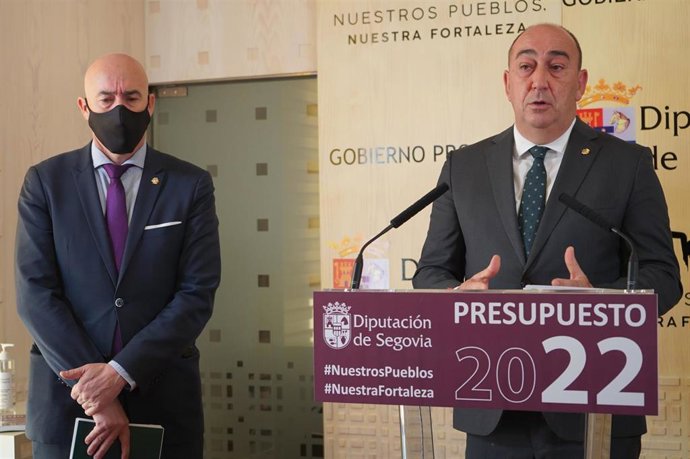 El presidente de la Diputación (D) y el diputado de Hacienda (I).