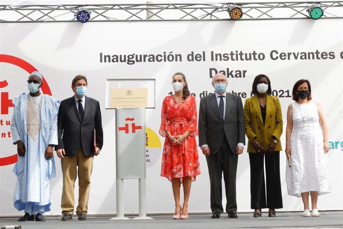 La Reina Letizia, el director del Instituto Cervantes, Luis García Montero, y el secretario de Estado para Iberoamérica y el Caribe, Juan Fernández Trigo, durante la inauguración del nuevo Cervantes en Dakar