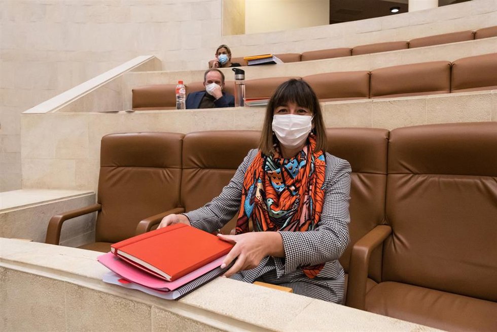 La consejera de Economía y Hacienda de Cantabria, María Sánchez (PSOE), en el Pleno del Parlamento regional