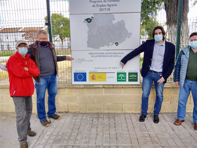 El diputado de Unidas Podemos Ismael Sánchez (tercero por la izquierda), en su visita a El Ronquillo.