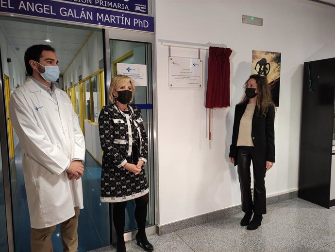 La consejera de Sanidad, Verónica Casado, (izquierda) en el acto de homenaje al doctor Miguel Ángel Galán por parte de la de la 'Unidad de estrategias de afrontamiento activo de dolor en Atención Primaria'.