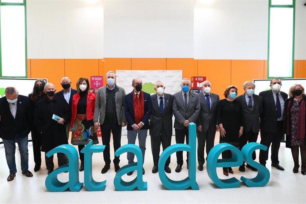 El presidente de Aragón visita el nuevo colegio San Martín de Porres en Zaragoza.