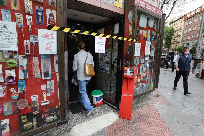 Archivo - Una persona entra en una ferretería