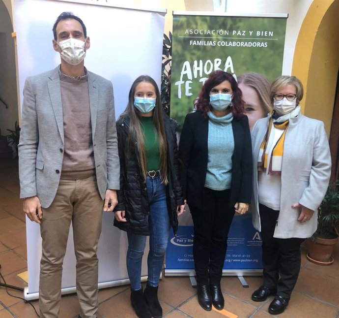 Antonia Rubio (2 dcha.) y Antonio López (Izda.), en la presentación de la campaña.