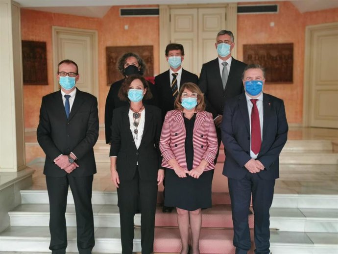 La consejera de Educación y Cultura, María Isabel Campuzano, con miembros de su equipo