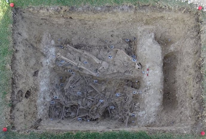 Restos en una fosa común del cementerio de La Soledad de Huelva.