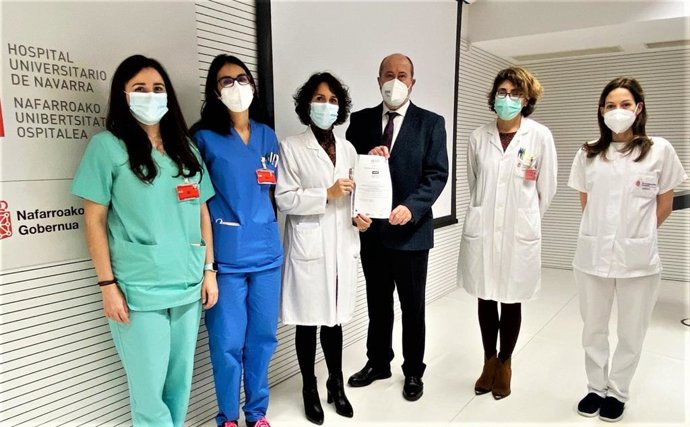 El equipo de Nutrición Clínica del HUN con el delegado de AENOR Navarra.