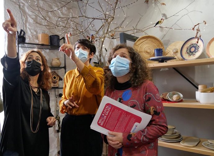 La portavoz nacional del BNG, Ana Pontón, acude a un comercio local compostelano para lanzar una propuesta en relación al comercio local