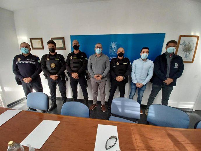 El alcalde de Los Palacios, Juan Manuel Valle, con los nuevos trabajadores del Ayuntamiento palaciego.