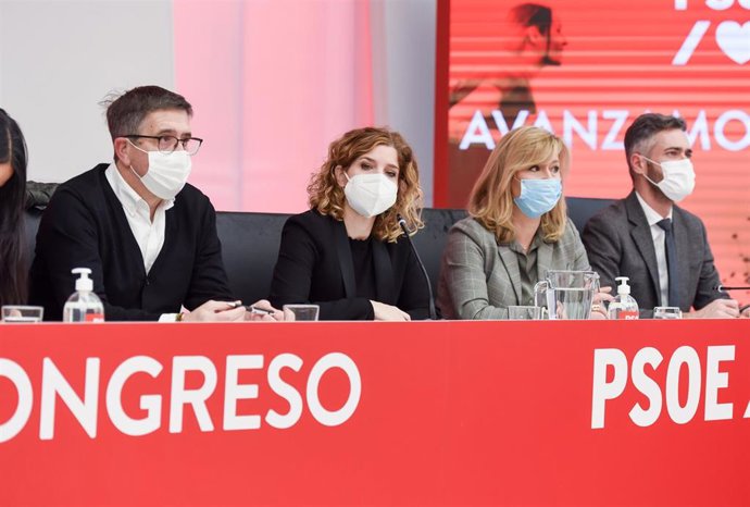 El diputado del PSOE, Patxi López (i); la portavoz del PSOE, Hana Jalloul (2i); y el portavoz adjunto del PSOE en el Congreso, Felipe Sicilia (d), en la reunión de la Comisión Ejecutiva Federal del PSOE en Ferraz, a 13 de diciembre de 2021, en Madrid, (