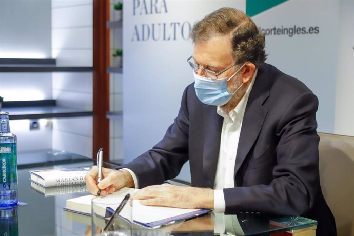 El expresidente del Gobierno Mariano Rajoy firma su nuevo libro en una tienda de El Corte Inglés, a 7 de diciembre de 2021, en Vigo, Galicia (España).