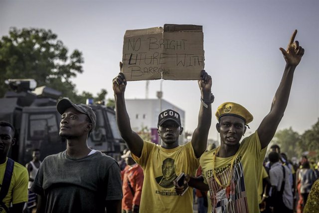 Protesta en Gambia contra los resultados de las elecciones presidenciales, en las que el mandatario, Adama Barrow, se ha hecho con la victoria
