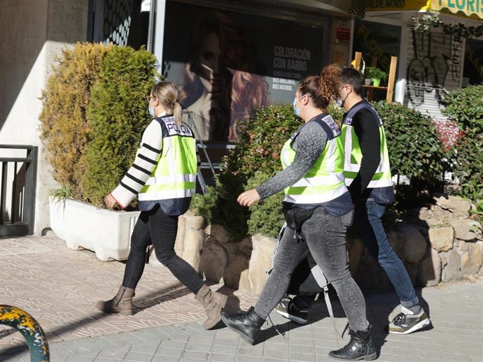 La policía científica, a su llegada a la casa de Verónica Forqué