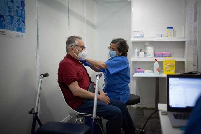 Archivo - Arxiu - Una professional sanitria vacuna un home