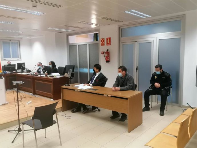 El acusado de matar a puñaladas a su madre asegura que consumió drogas y alcohol y que actuó "poseído"