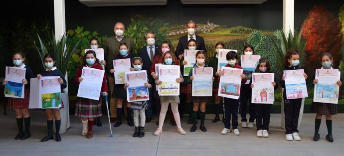 Asaja Sevilla ha entregado en la Fundación Caja Rural del Sur los premios del concurso de pintura 'La agricultura y la ganadería vistas por los niños'.