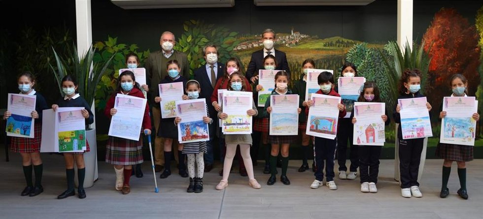 Asaja Sevilla ha entregado en la Fundación Caja Rural del Sur los premios del concurso de pintura 'La agricultura y la ganadería vistas por los niños'.