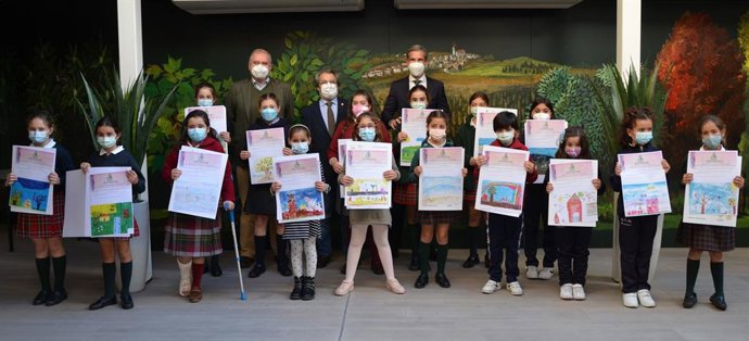 Asaja Sevilla ha entregado en la Fundación Caja Rural del Sur los premios del concurso de pintura 'La agricultura y la ganadería vistas por los niños'.