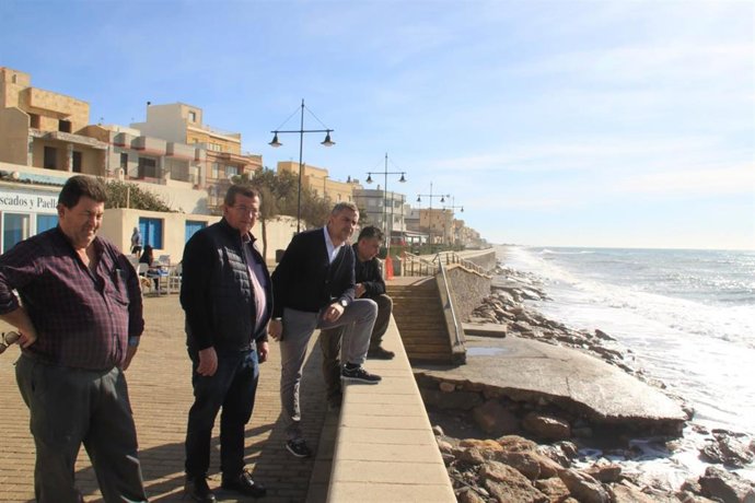 El secretario general del PSOE de Almería visita la playa de Balerma.