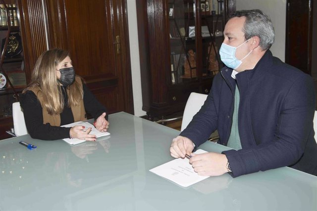 Irene García con el alcalde de Paterna.