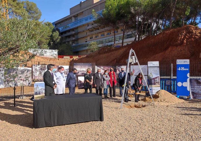 El conseller de Salud, Josep Maria Argimon, y la consellera de Investigación y Universidades, Gemma Geis, tiran tierra encima de la primera piedra del nuevo edificio de investigación del Hospital Vall d'Hebron.