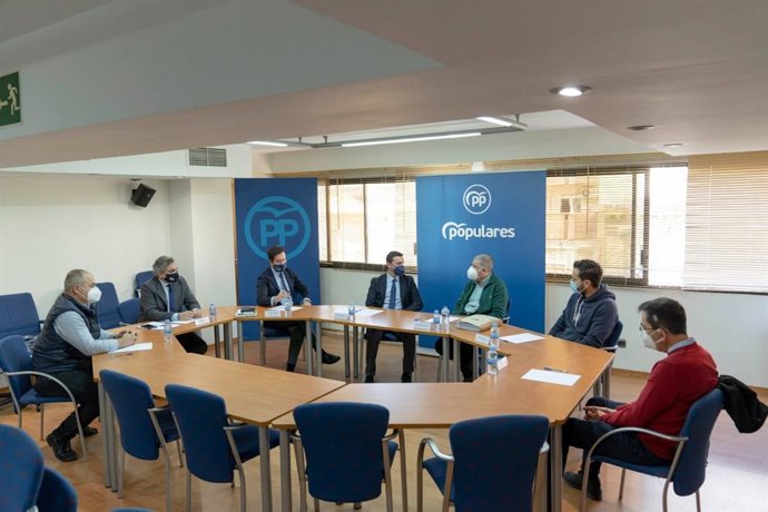 Representantes del PP se reúnen con la mesa de trabajo 'Costa de Balerma'.