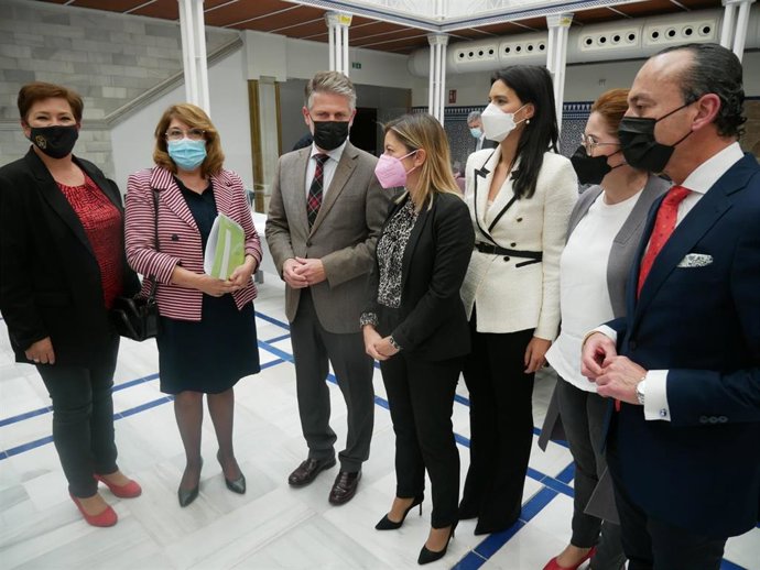 Diputados del Grupo Parlamentario Popular junto a la consejera María Isabel Campuzano