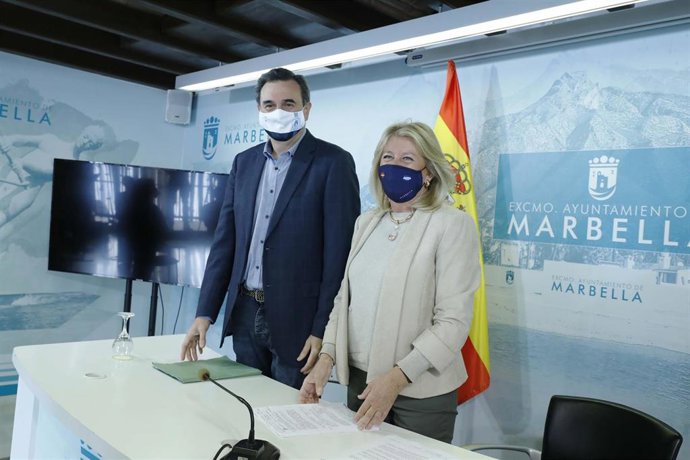 El portavoz del equipo de gobierno de Marbella, Félix Romero, y la alcaldesa, Ángeles Muñoz