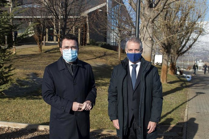 El presidente de la Generalitat, Pere Aragons (i), y el Lehenkadari, Íñigo Urkullu, antes de su reunión bilateral en el marco del XXXIX Consejo Plenario de la Comunidad de Trabajo de los Pirineos (CTP,