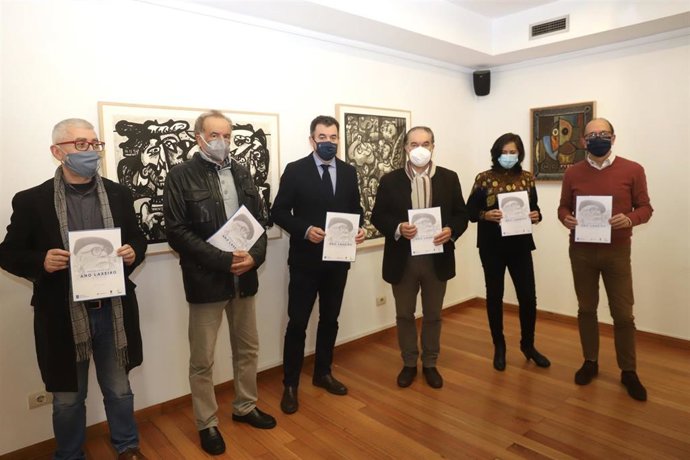 EL conselleiro de Cultura, Educación e Universidade, Román Rodríguez, en la presentación de la programación especial, junto al alcalde de Lalín, Xosé Crespo, y el presidente de la Real Academia Galega de Belas Artes, Manuel Quintana Martelo