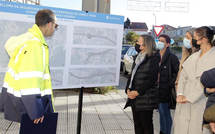 La conselleira de Infraestruturas e Mobilidade, Ethel Vázquez, junto a las alcaldesas de Cangas y Moaña, en la presentación de las obras de mejora de la PO-551 entre Coiro y Tirán.